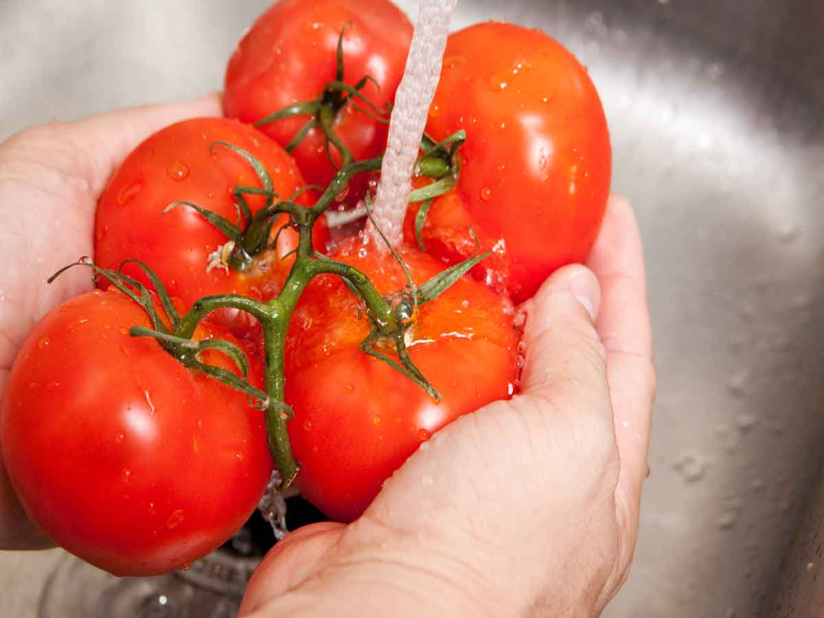 Vegetables cleaning : కూరగాయలను సబ్బుతో కడుగుతున్నారా? ఒక్క నిమిషం ఆగండి..