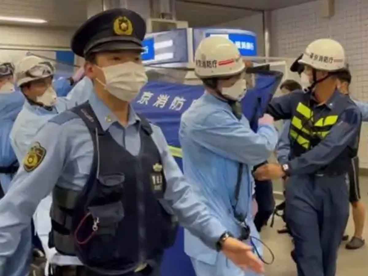 Attack in Train : టోక్యో రైలులో కత్తిపోట్లు.. 10 మందికి గాయాలు