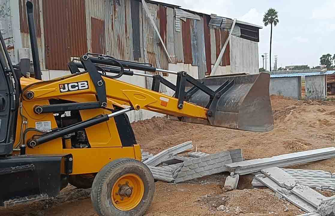 ప్ర‌భుత్వ‌భూమి క‌బ్జా-కాపాడిన రెవెన్యూ అధికారులు