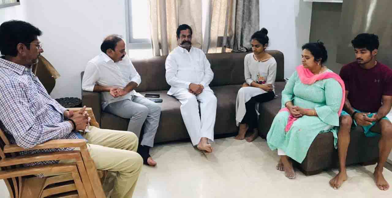 తీగల కుటుంబాన్ని పరామర్శించిన ఎంపీ గడ్డం