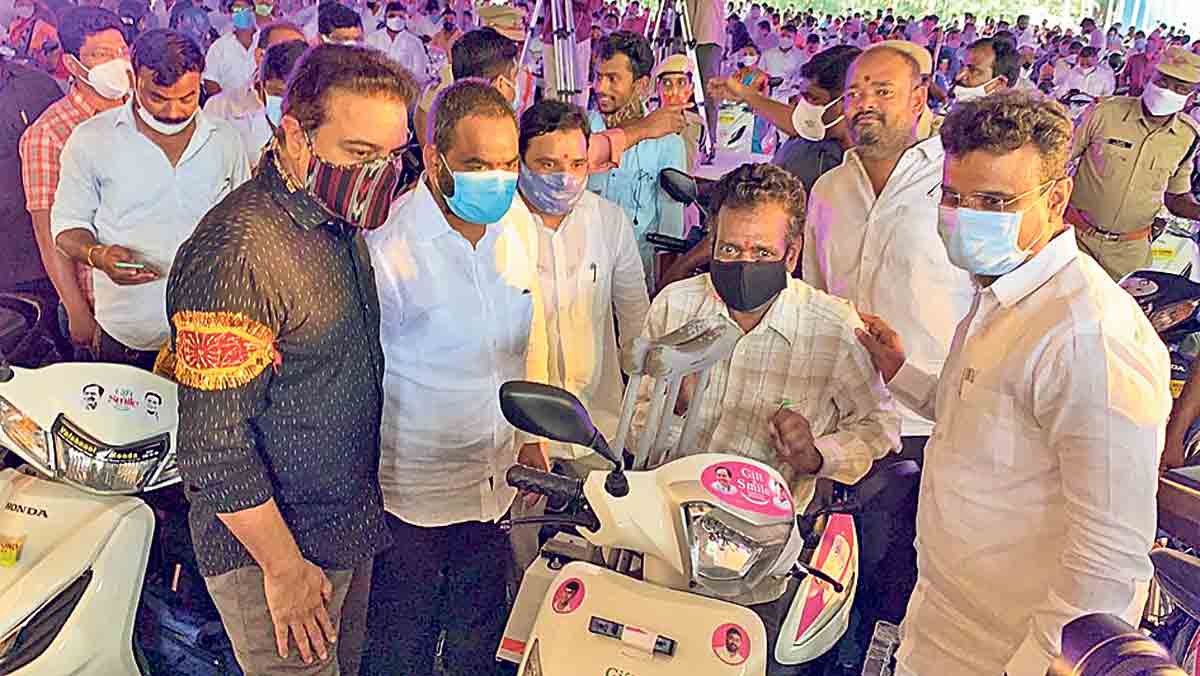 దివ్యాంగులకు మోటార్‌ సైకిళ్లు