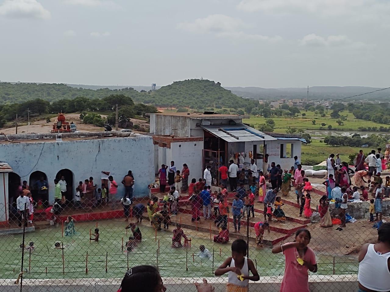 భక్తులతో కిక్కిరిసిన పాంబండ