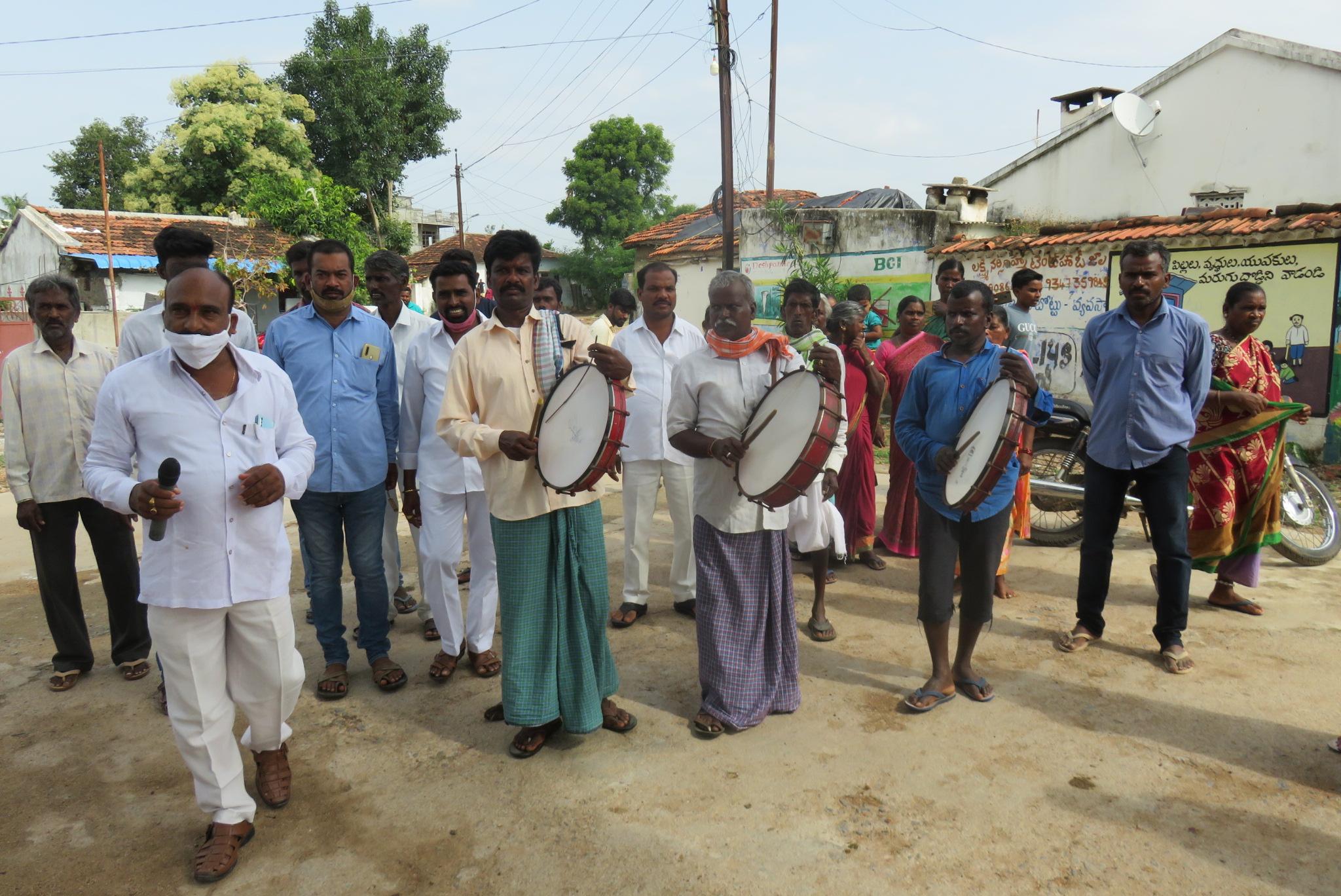 దళితబంధుపై డప్పు కొట్టి దండోరా
