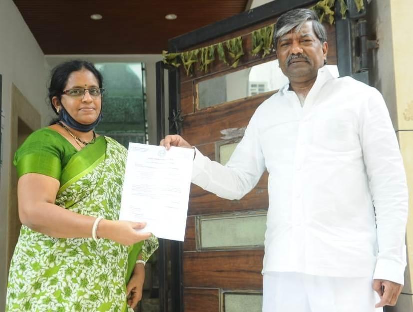 లబ్ధిదారులకు ముఖ్యమంత్రి సహాయనిధి అందజేత