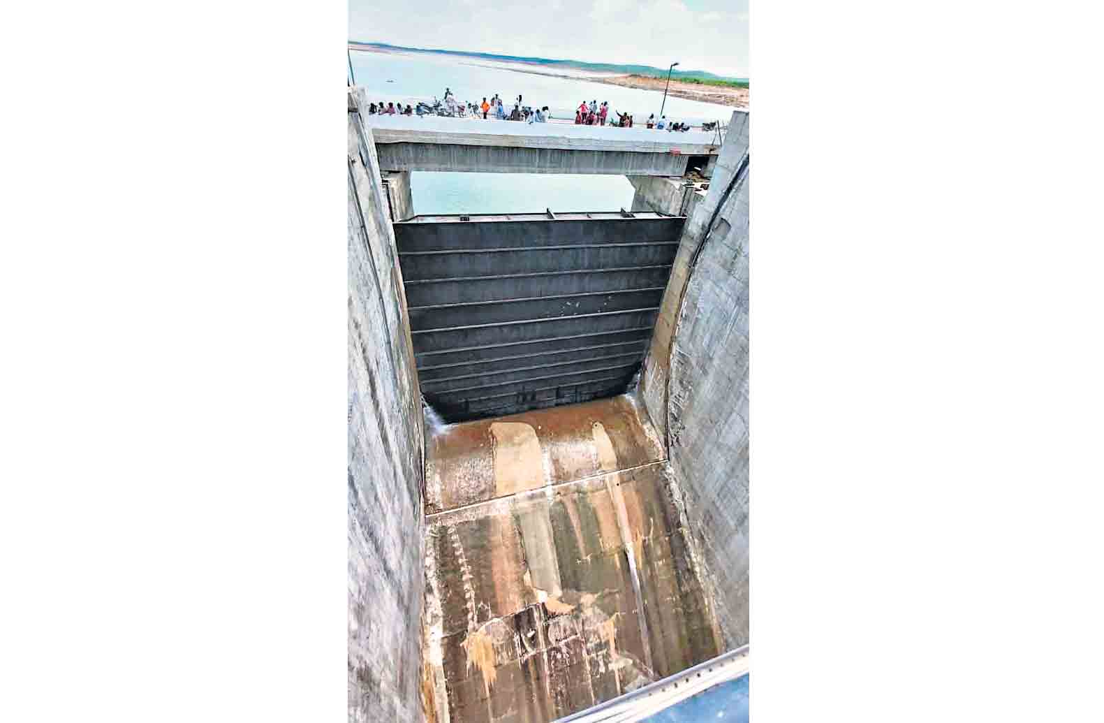 పులిచింతల అత్యవసర గేటు బిగింపు