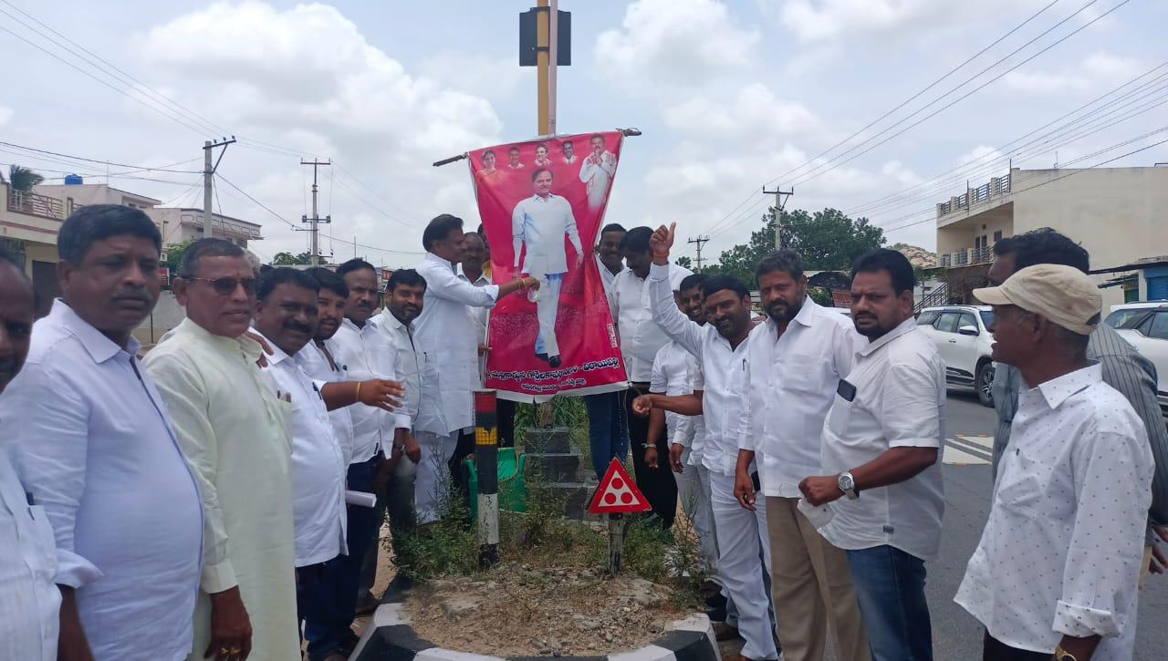 సీఎం కేసీఆర్ చిత్రపటానికి క్షీరాభిషేకం