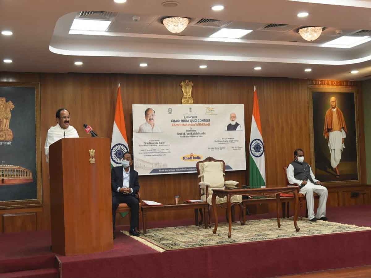 ఖాదీని ‘జాతీయ వస్త్రాలు’గా పరిగణించి ధరిద్దాం : వెంకయ్యనాయుడు