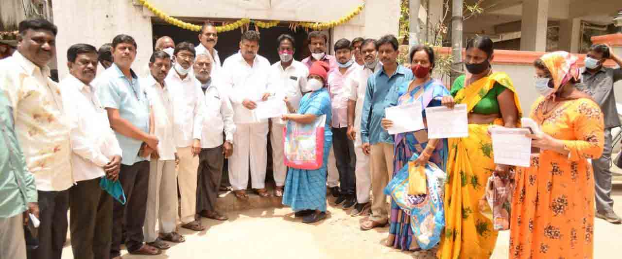 అర్హులందరికీ రేషన్‌కార్డుల పంపిణీ: ఎమ్మెల్యే గోపాల్‌