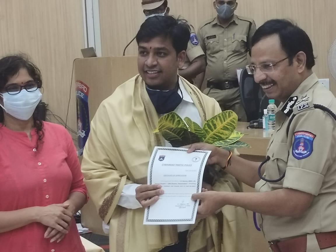 లిమ్స్​‍ ఆసుపత్రి యాజమాన్యాన్ని స‌త్క‌రించిన స‌జ్జ‌నార్‌