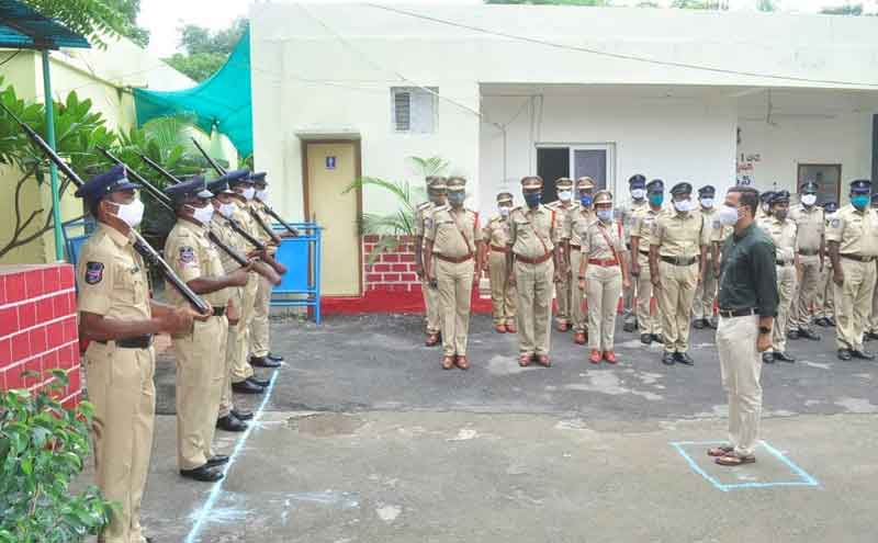 ఆదర్శవంతమైన సేవలు కొనసాగించాలి