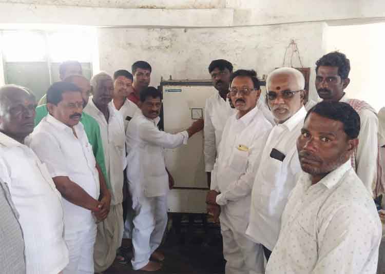 రైతులను ఆదుకునేందుకు అనేక పథకాలు