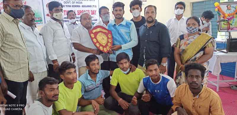 క్రీడా మైదానాలను అభివృద్ధి చేస్తాం.. : ఎమ్మెల్యే రామన్న