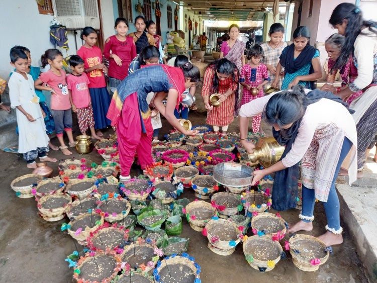 తండాల్లో తీజ్‌ సందడి