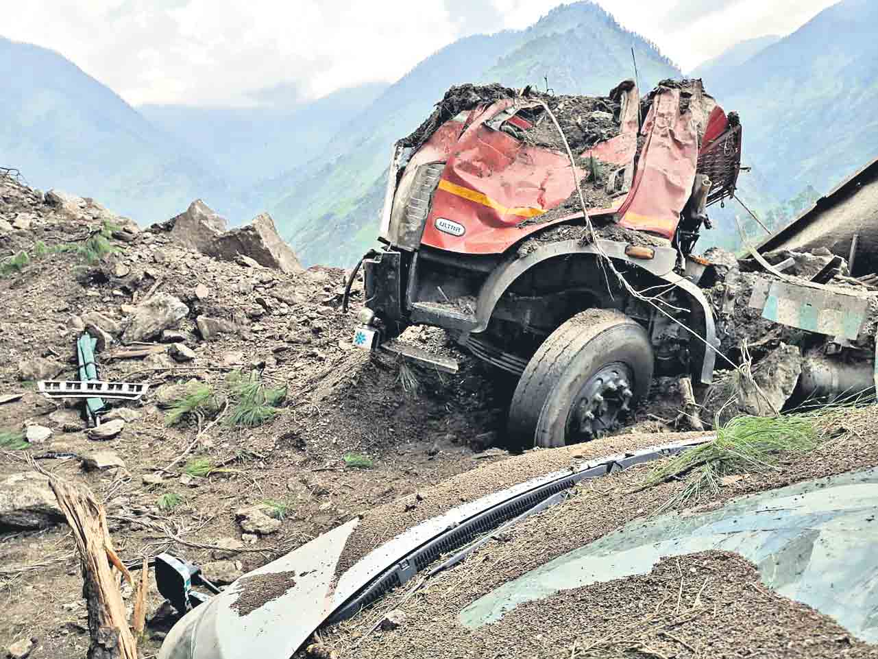 ఉసురు తీసిన కొండ చరియలు