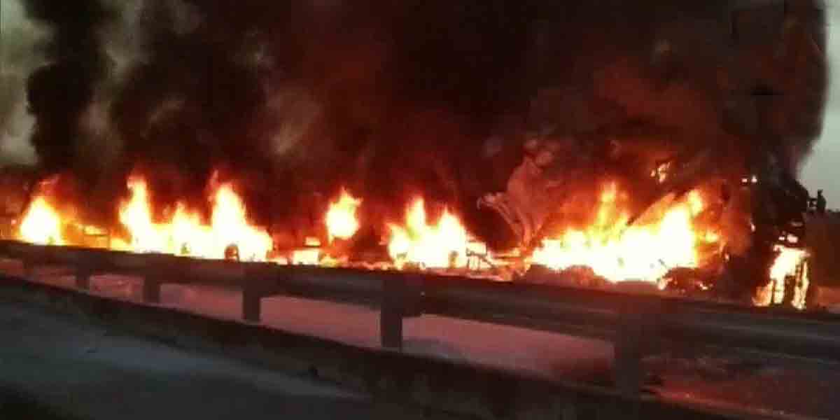 Horrific Road Accident : వాహనాల్లో చిక్కుకొని.. నలుగురు సజీవ దహనం