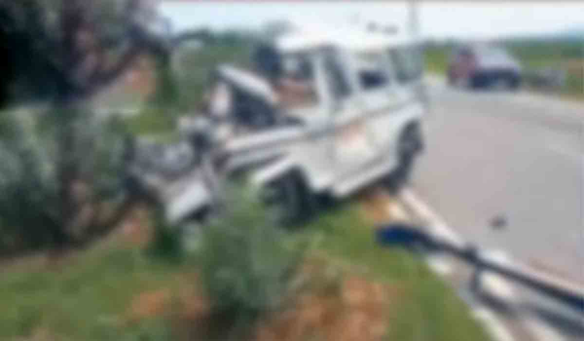 పోలీసు జీపును ఢీకొట్టిన లారీ.. నలుగురు ఏఆర్‌ కానిస్టేబుళ్లు మృతి