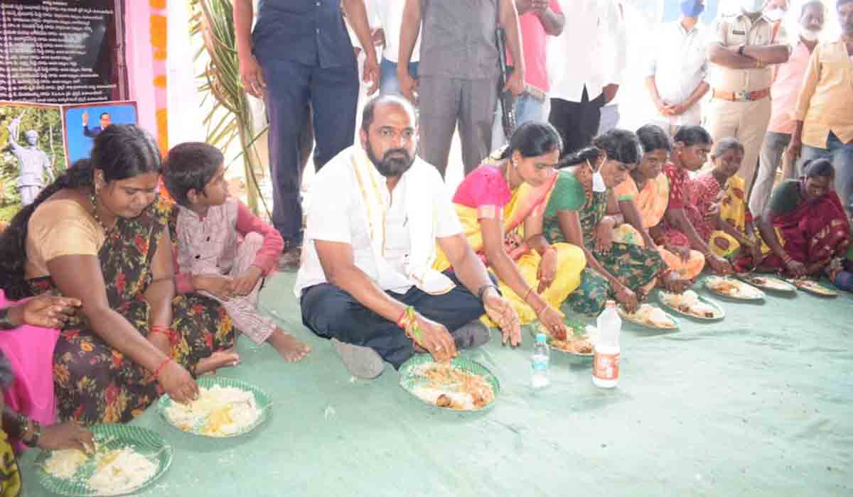 Adivasi Day : చెంచు గిరిజ‌నుల‌తో మంత్రి శ్రీనివాస్ గౌడ్ సహ‌పంక్తి భోజ‌నం