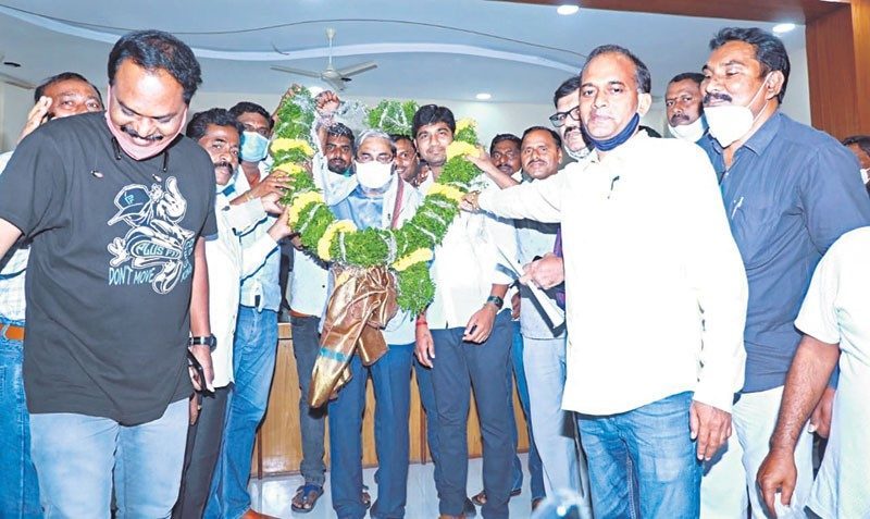 జర్నలిస్టులకు అండగా నిలిచాం