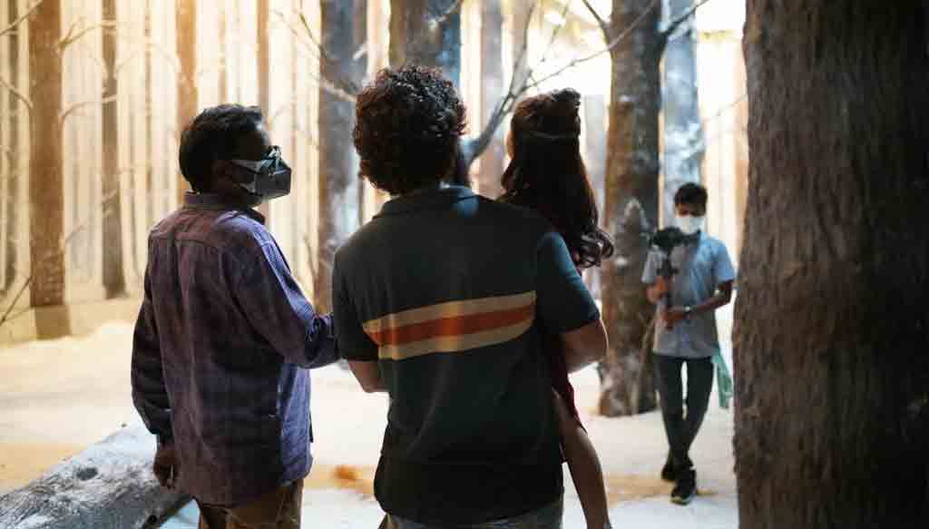 Allu Arjun With ARha | చిన్నారి భరతుడితో పుష్ప..ఒకే లొకేషన్ లో అల్లు అర్జున్, అర్హ