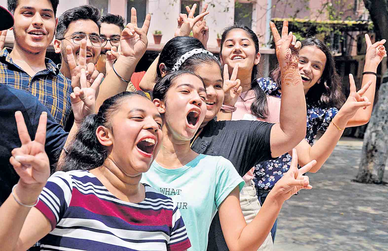 ‘సీబీఎస్‌ఈ 10’లో 99.04% మంది పాస్‌