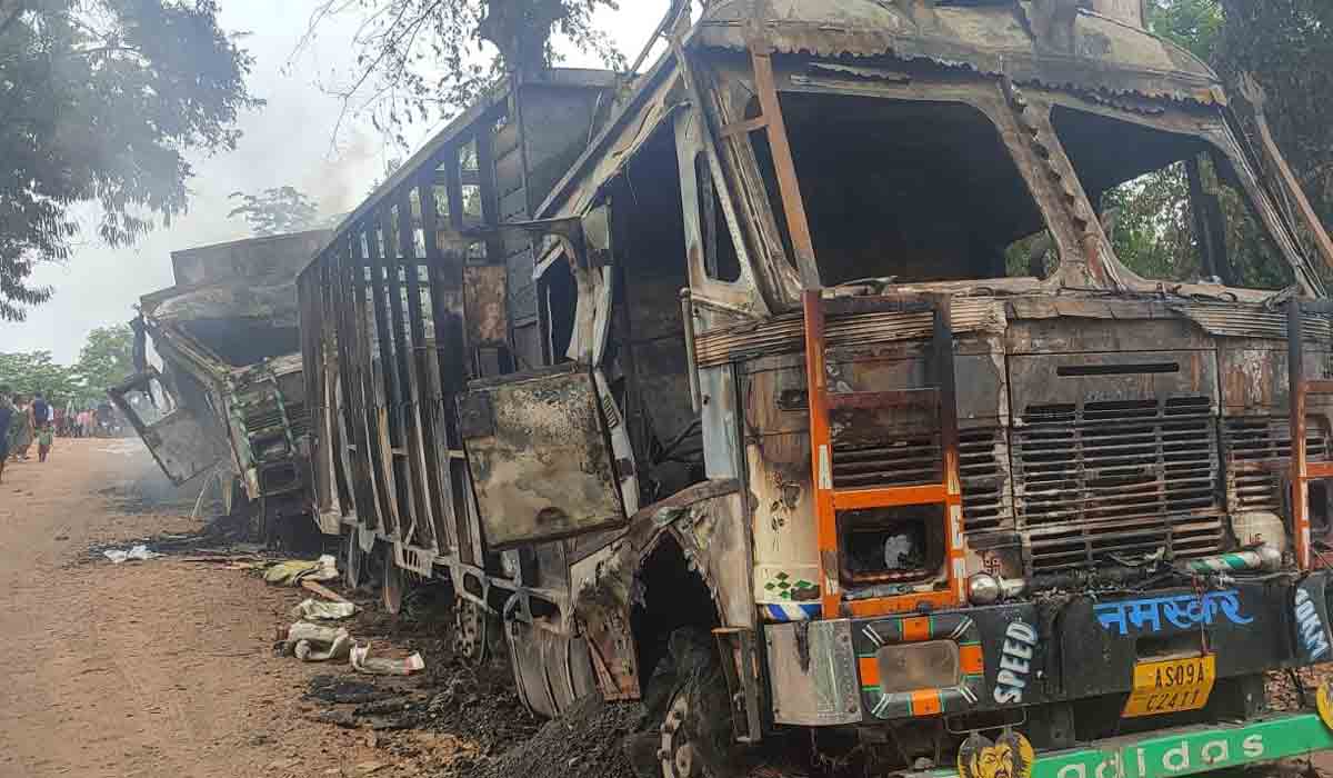 అసోంలో 7 వాహనాలకు నిప్పుపెట్టిన దుండగులు.. ఐదుగురు మృతి