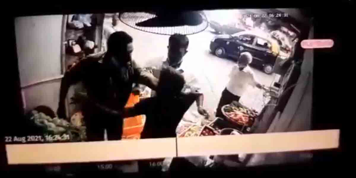 దుకాణంలో చొర‌బ‌డి కూర‌గాయ‌లు అమ్మే వ్య‌క్తిపై దాడి.. వీడియో