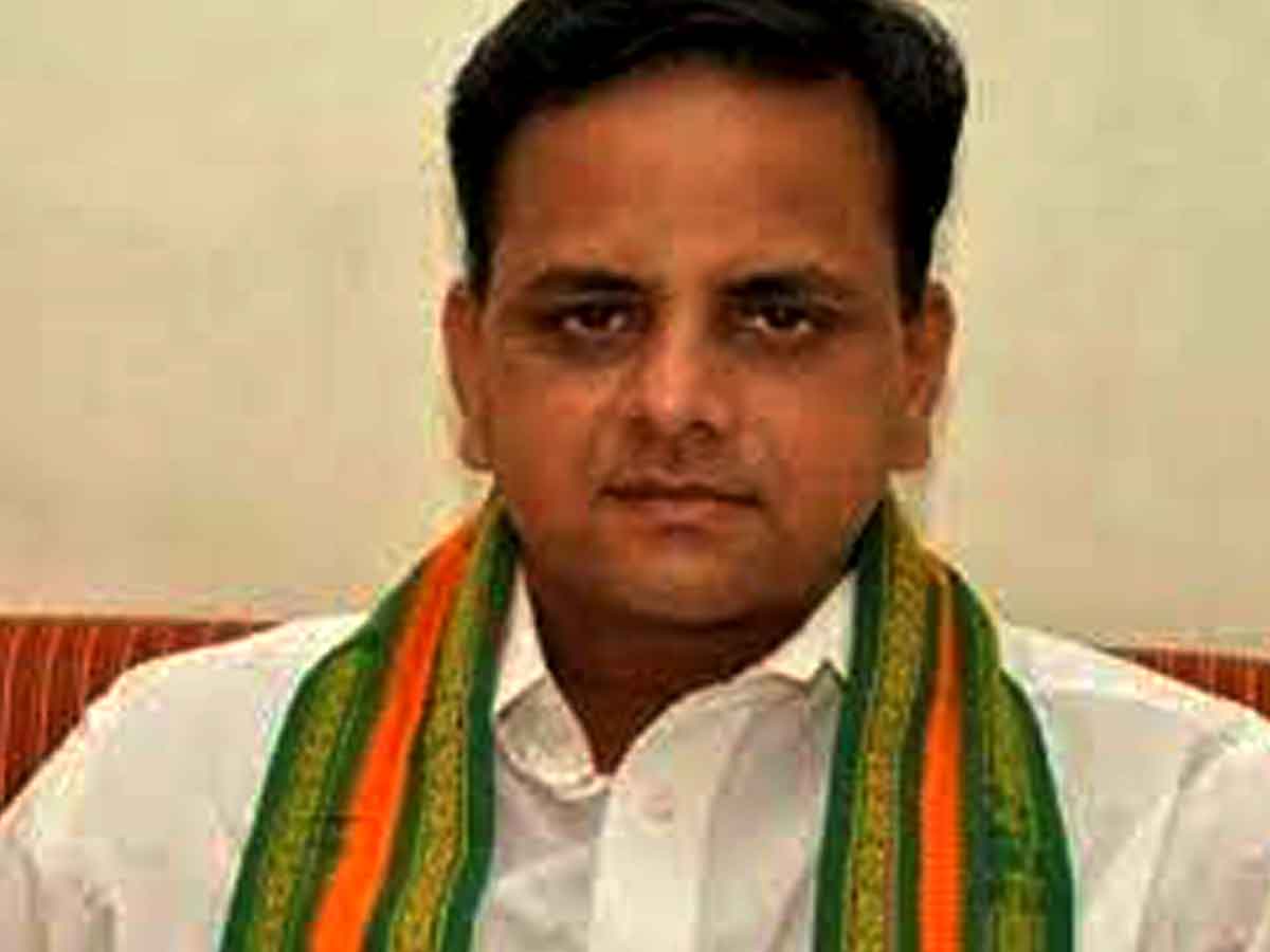 మహిళ ప‌ట్ల బీజేపీ త‌మిళ‌నాడు నేత అస‌భ్య‌ప్ర‌వ‌ర్త‌న‌..?!