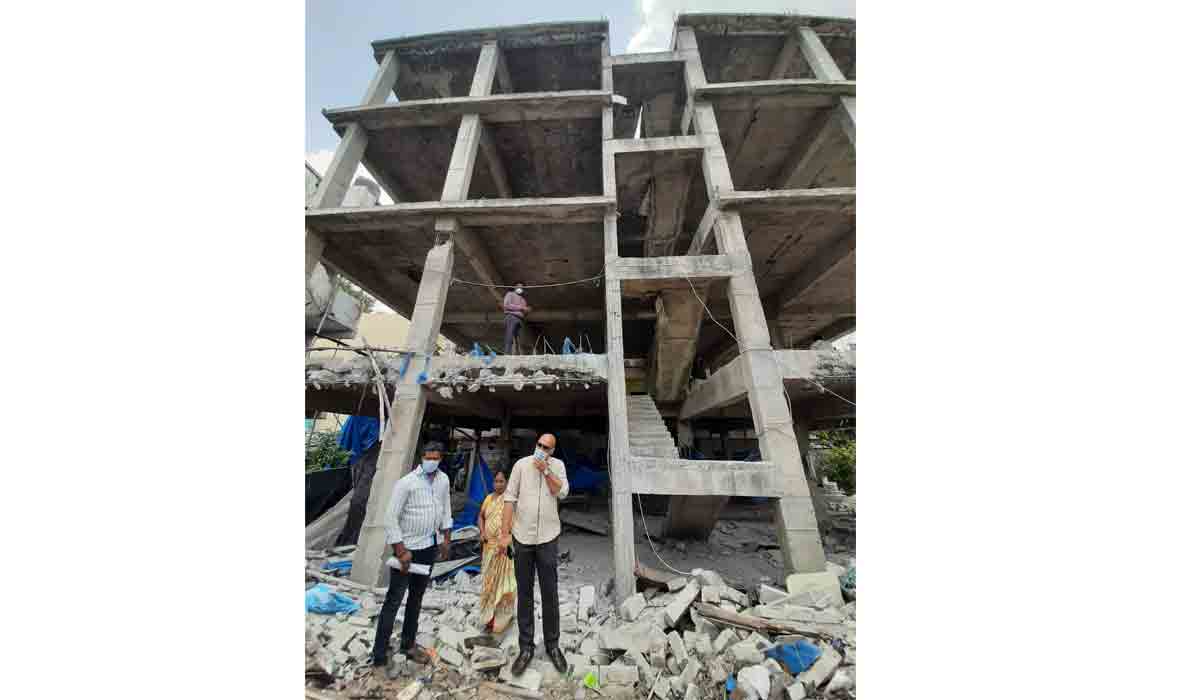 బేగంపేట‌లో అక్ర‌మ క‌ట్ట‌డాలు కూల్చివేత‌