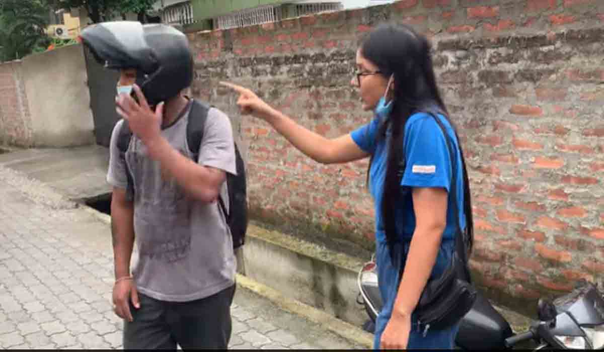 అడ్ర‌స్ పేరుతో అస‌భ్య‌క‌రంగా ప్ర‌వ‌ర్తిస్తూ.. అక్క‌డ నొక్కాడు