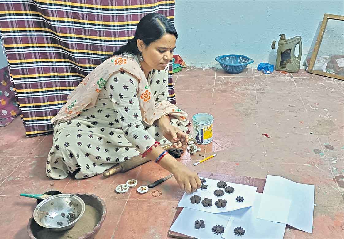 Raksha bandhan with giving importance to cow | గో రక్షణ ప్రాధాన్యం తెలియజేసేలా రక్షాబంధన్‌