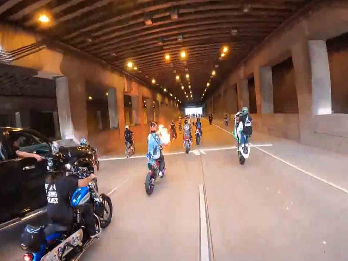 డేంజర్‌ స్టంట్ చేసిన రైడర్‌.. మంటల్లో బైక్‌