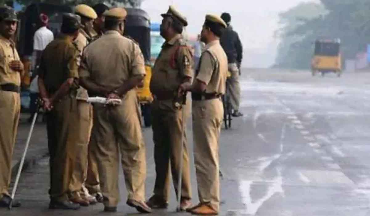 బాంబు బెదిరింపు కాల్.. ఇద్ద‌ర్ని అరెస్టు చేసిన ముంబై పోలీసులు