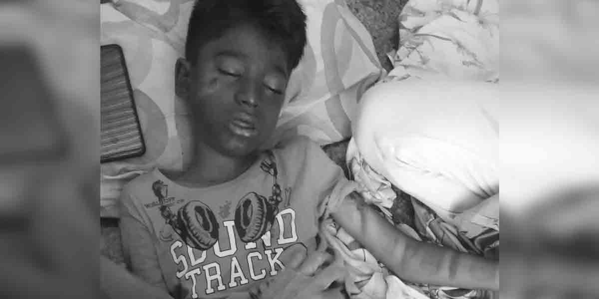 షట్టర్‌లో చిక్కుకొని బాలుడి మృతి