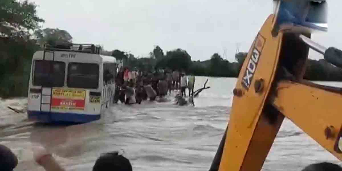40 మందితో వరదలో చిక్కిన ఆర్టీసీ బస్సు.. వీడియో