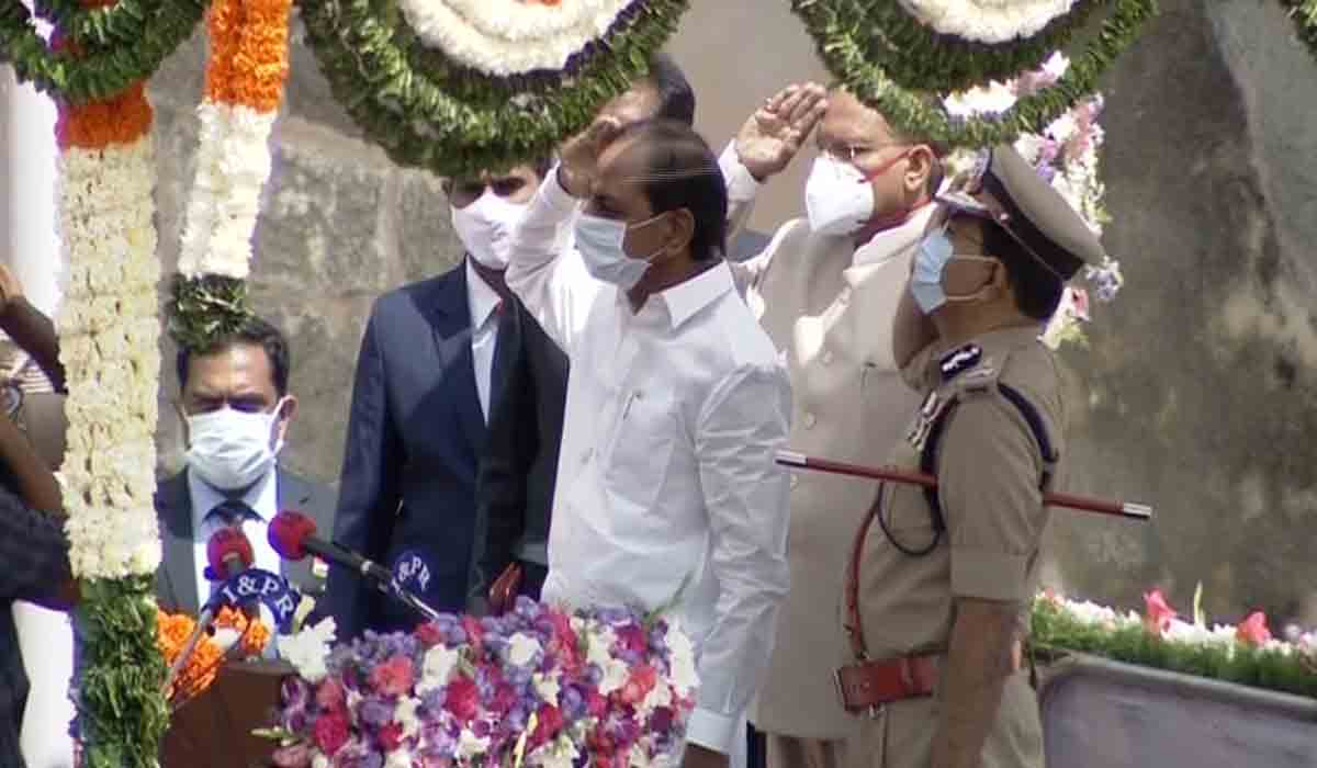 గోల్కొండ కోటపై జాతీయ జెండా ఎగురవేసిన సీఎం కేసీఆర్‌