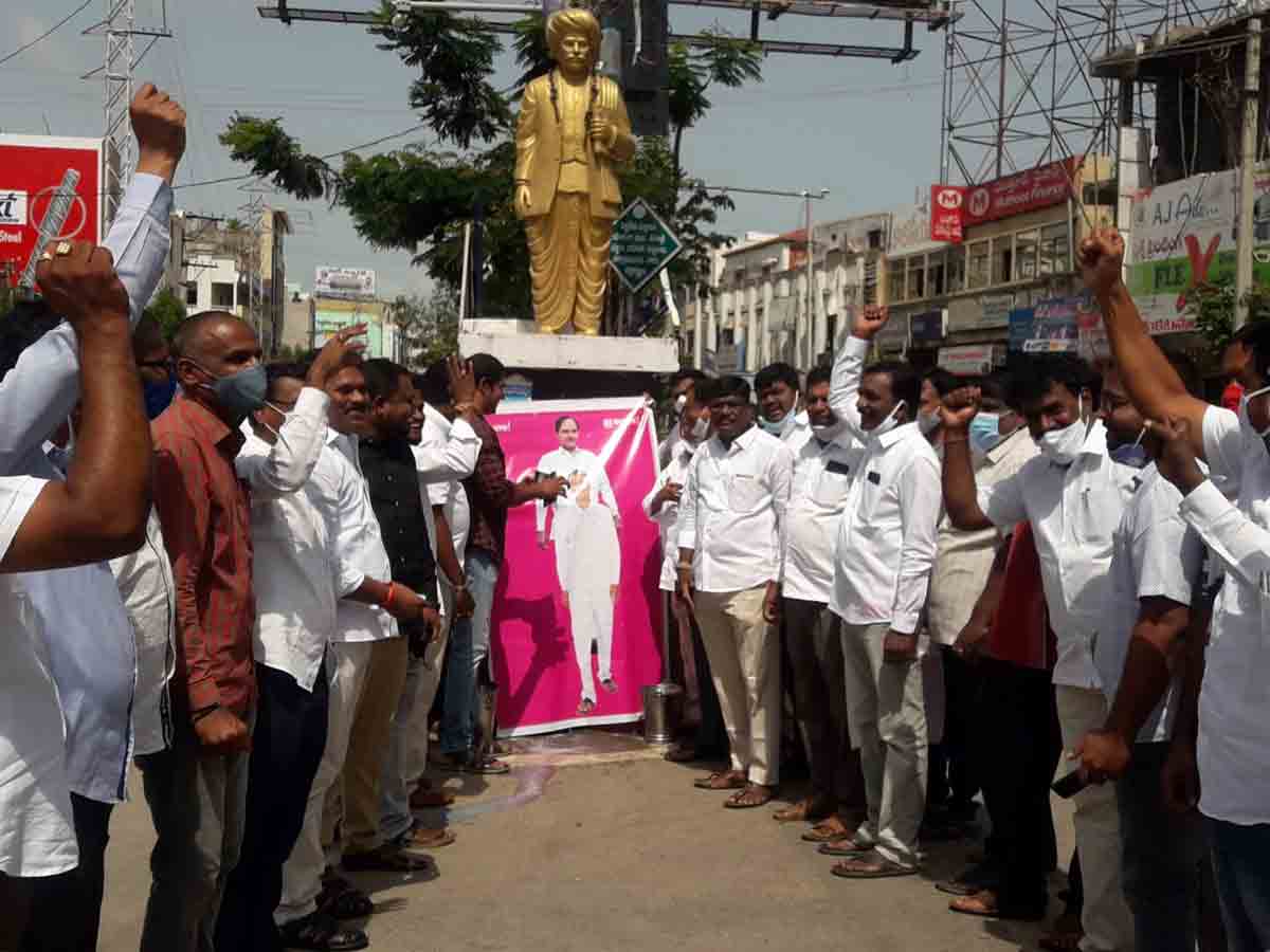 EWS Reservations : సీఎం కేసీఆర్‌ ఫ్లెక్సీకి పాలాభిషేకం