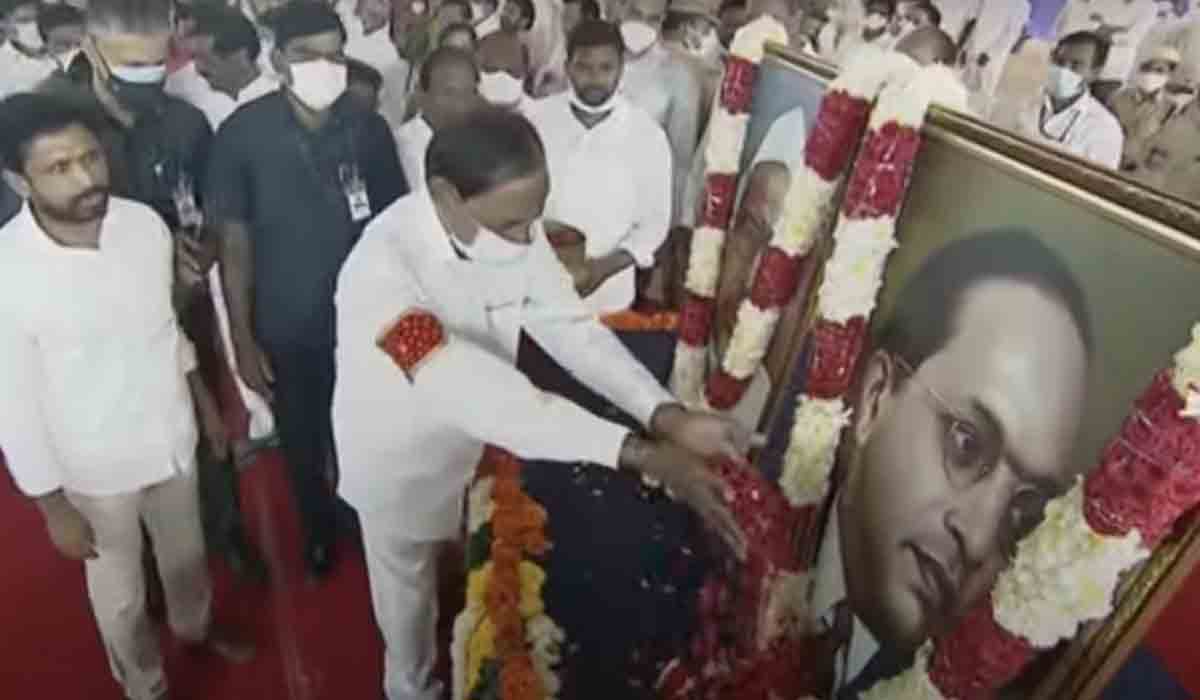 Dalit Bandhu | డాక్ట‌ర్ బీఆర్ అంబేద్క‌ర్ చిత్ర‌ప‌టానికి సీఎం కేసీఆర్ నివాళి