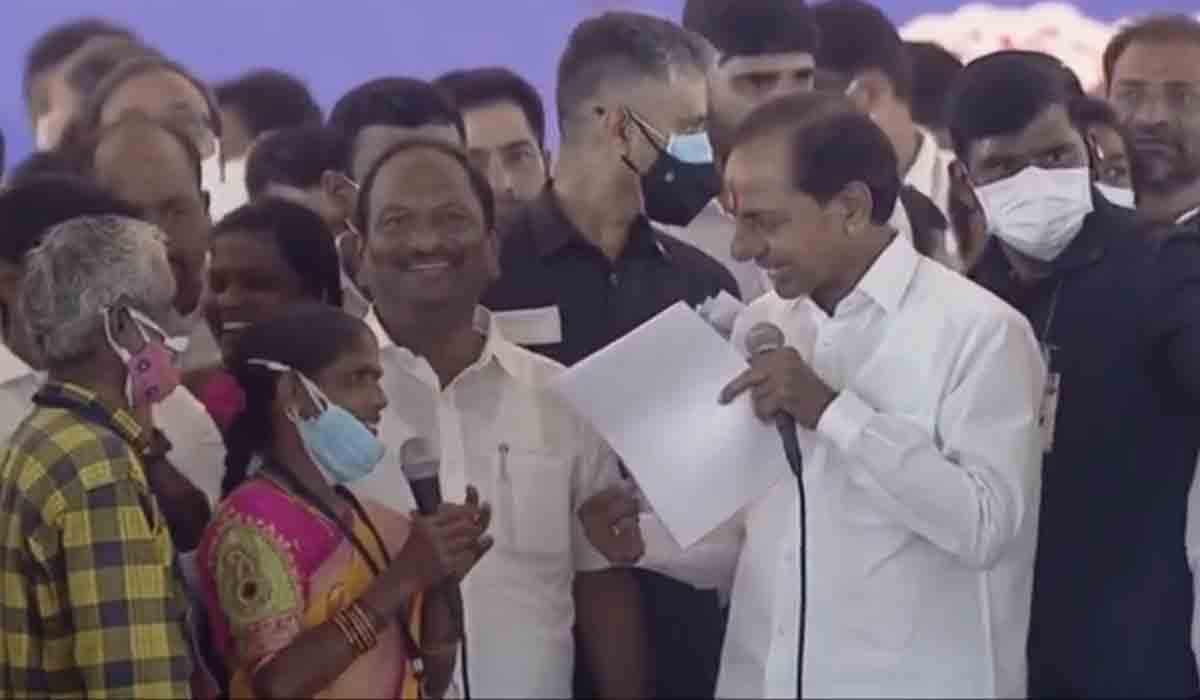 మీ ఇంటికొస్తే ఛాయ్ పొయ్యాలే.. ల‌బ్ధిదారుతో కేసీఆర్ ఆస‌క్తిక‌ర సంభాష‌ణ‌