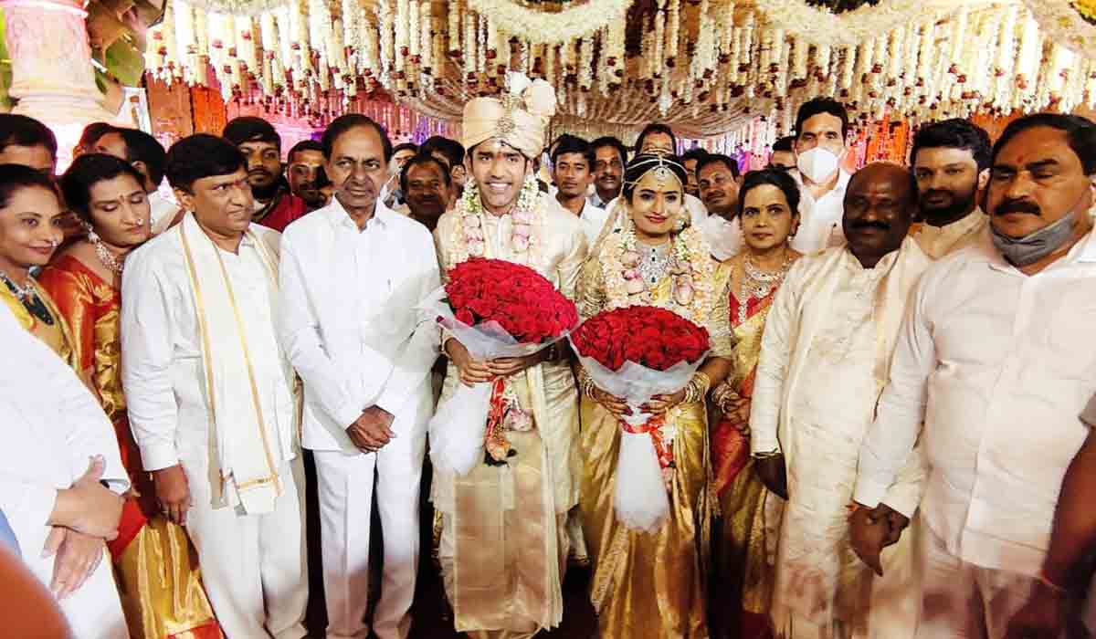 ప్ర‌తీక్, హ‌ర్షిణిల జంట‌కు సీఎం కేసీఆర్ ఆశీస్సులు