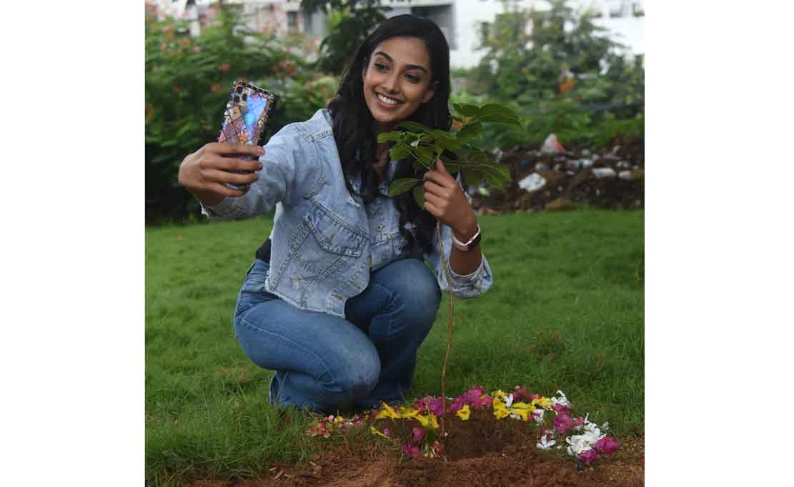 Green Challenge | గ్రీన్‌ఇండియా చాలెంజ్‌లో నటి మీనాక్షిచౌదరి