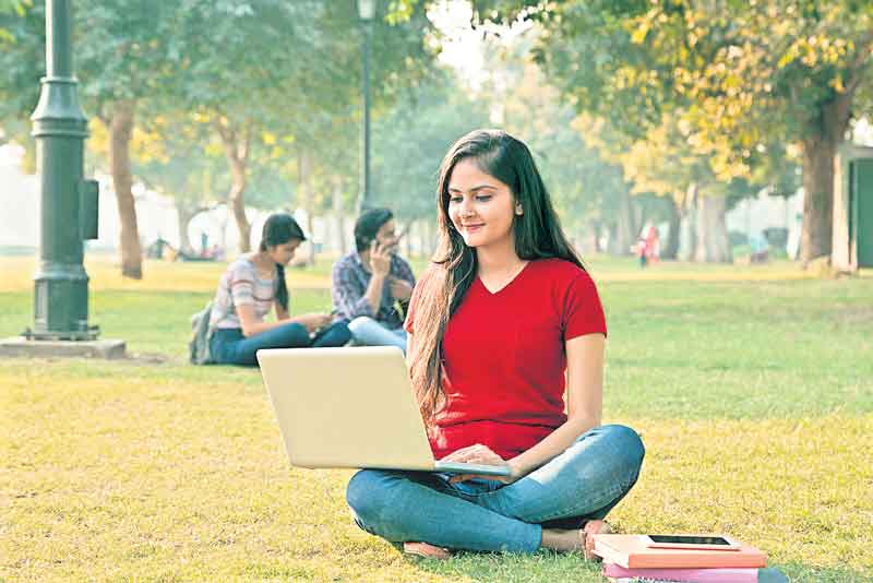 చదివిస్తారు.. కొలువిస్తారు!