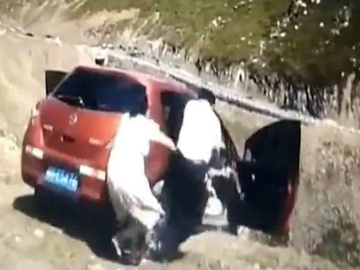Terrifying Video: లోయలోకి దూసుకెళ్లిన కారు.. తృటిలో జంప్‌ చేసిన మహిళ