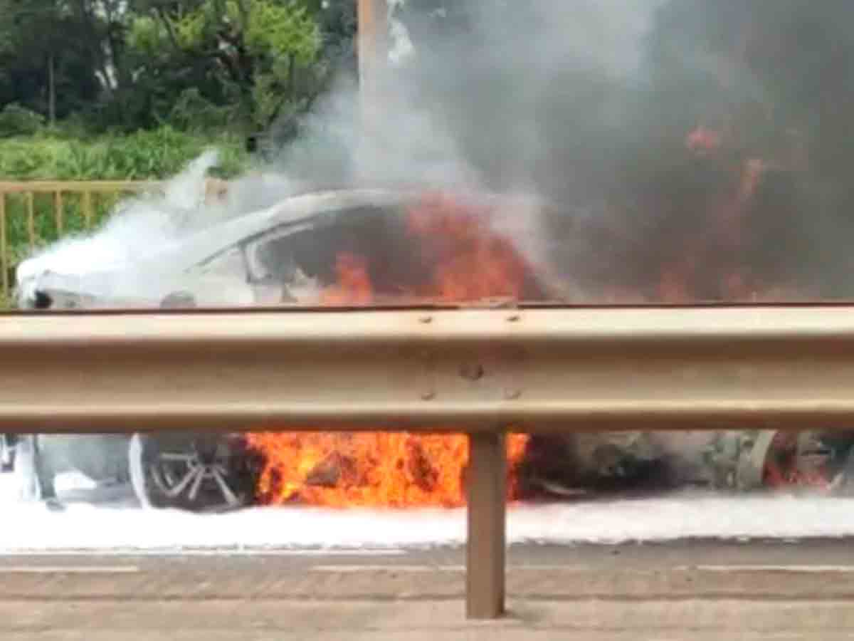 నడిరోడ్డుపై కారు దగ్ధం.. తృటిలో ప్రాణాలతో బయటపడ్డ ముగ్గురు