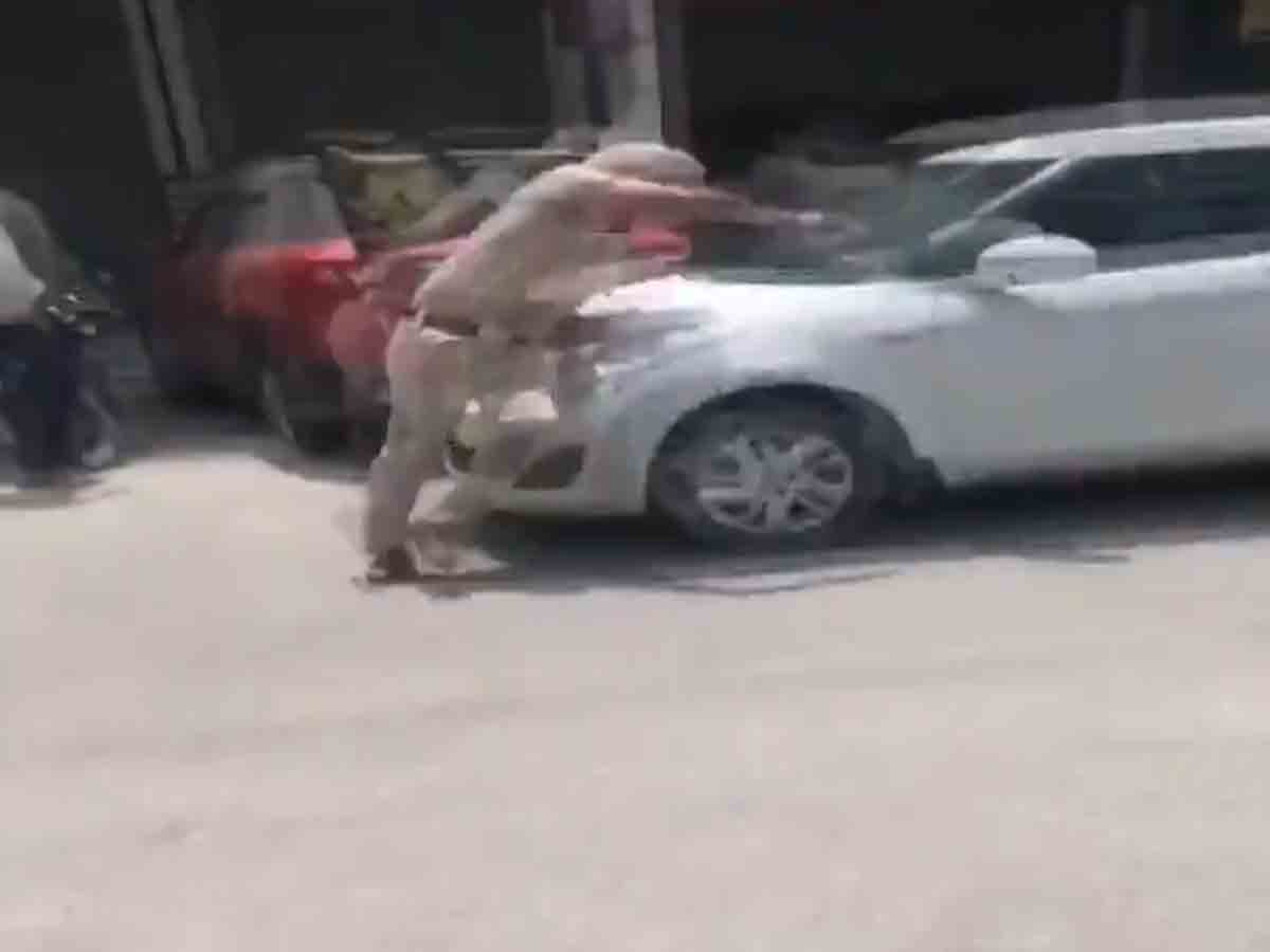 తనిఖీ కోసం ఆపబోయిన పోలీస్‌పైకి దూసుకెళ్లిన కారు