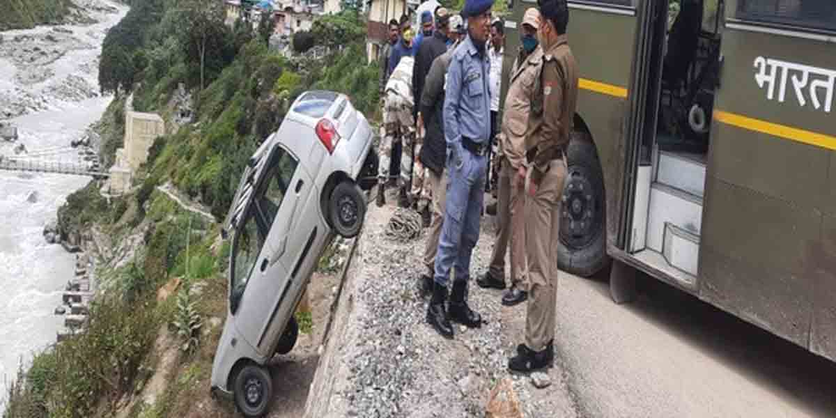 Car accident: రోడ్డుపై నుంచి నదీలోయ‌లోకి కారు.. తృటిలో త‌ప్పిన ప్రాణాపాయం..!