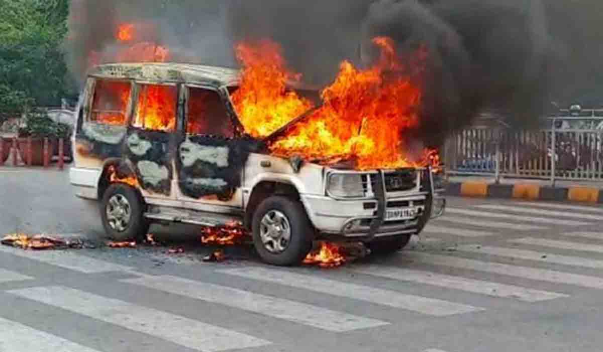 ఖైర‌తాబాద్‌లో ఘోర ప్ర‌మాదం.. క‌దులుతున్న కారులో మంట‌లు -వీడియో