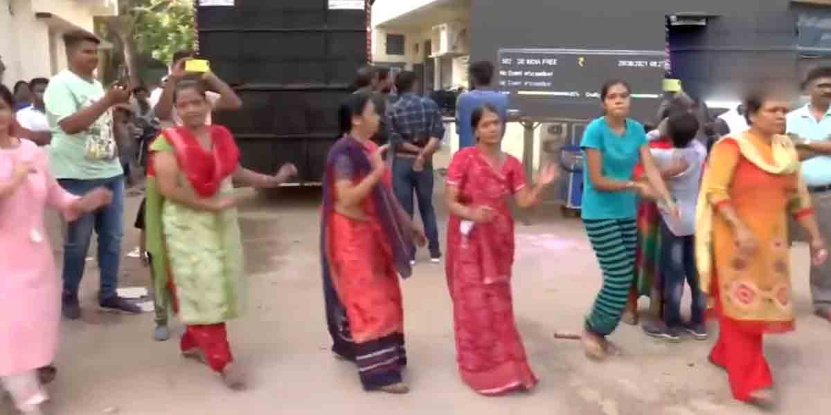 Celebrations: భ‌వీనా స్వ‌స్థ‌లంలో సంబురాలు.. గార్బా డ్యాన్స్ చేసిన స్నేహితులు.. వీడియోలు