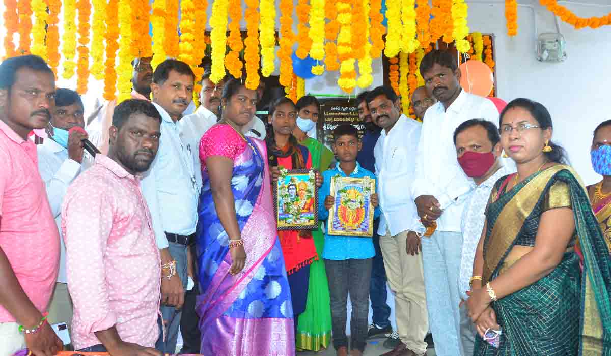 అనాథ చిన్నారుల‌ ఇంటి క‌ల నెర‌వేర్చిన ట్రాన్స్‌కో సీఎండీ