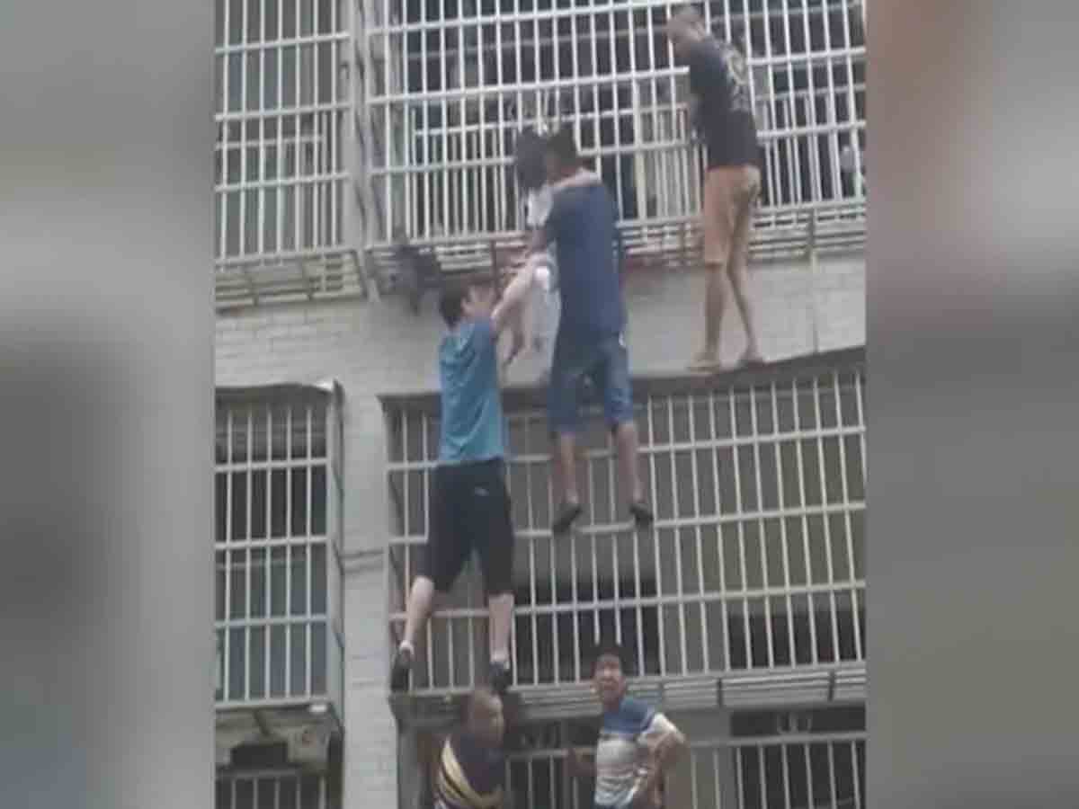 బిల్డింగ్‌కు మంటలు.. బాలికలను కాపాడిన ఆరుగురు