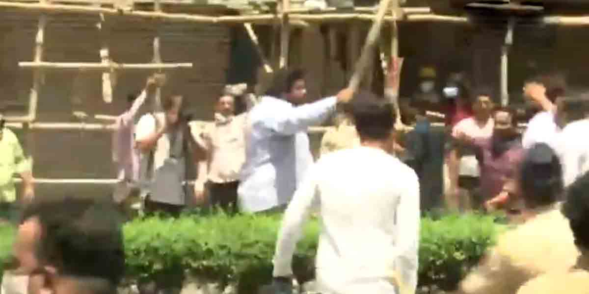 ముంబైలో క‌ర్ర‌ల‌తో కొట్టుకున్న‌ బీజేపీ, శివ‌సేన కార్య‌క‌ర్త‌లు.. వీడియో